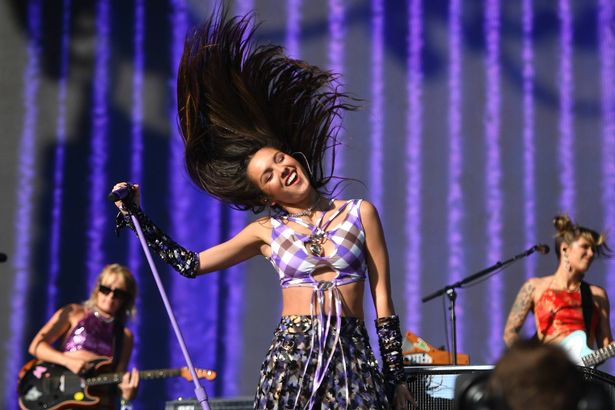 GLASTONBURY ، إنجلترا - 25 يونيو: تؤدي أوليفيا رودريغو على المرحلة الأخرى خلال اليوم الرابع من مهرجان Glastonbury في Worthy Farm ، Pilton في 25 يونيو 2022 في Glastonbury ، إنجلترا. (تصوير ديف ج.