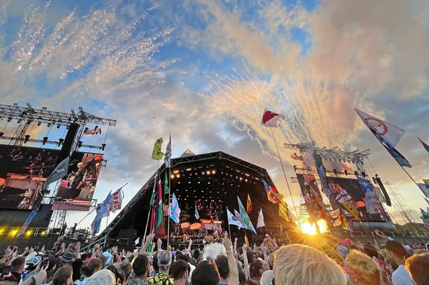 GLASTONBURY ، إنجلترا - 25 يونيو: منظر عام بينما يؤدي السير التون جون على مرحلة الهرم خلال اليوم الخامس من مهرجان Glastonbury 2023 Worthy Farm ، Pilton في 25 يونيو 2023 في Glastonbury ، إنجلترا. (تصوير جيم دايسون/Redferns)
