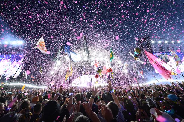 تكشف Glastonbury عن تشكيلة كاملة مع أداء غامض مرحلة هرم ضخمة