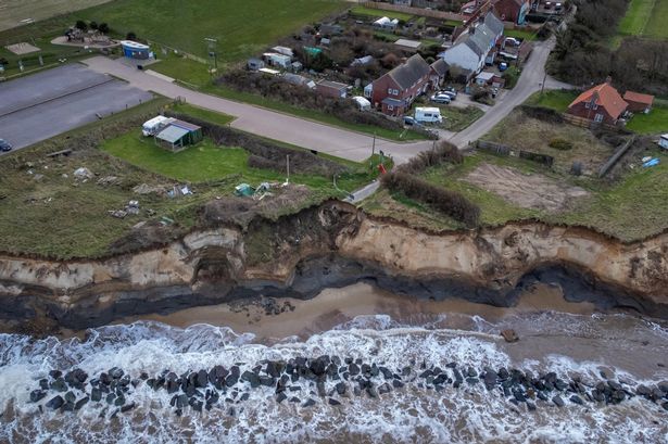 صورة الملفات - منظر جوي لـ Happisburgh ، نورفولك ، المصورة في فبراير 2023 - استمر التآكل الساحلي الإضافي على مدار العام مع تراجع حافة الهاوية تدريجياً. تاريخ الإصدار 8 ديسمبر 2023. انظر SWNS Story SWLSSEA. جدة تُطلق عليها اسم 