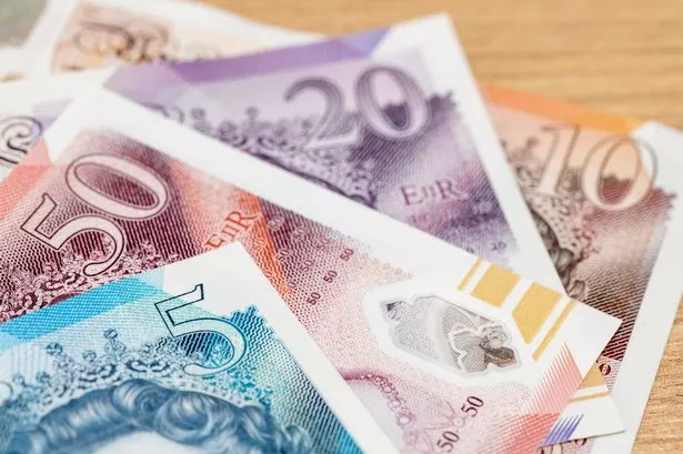 أموال بريطانيا العظمى ، الجنيه البريطاني على الطاولة ، عن قرب ، مفهوم الأعمال المالية ، العملة الإنجليزية