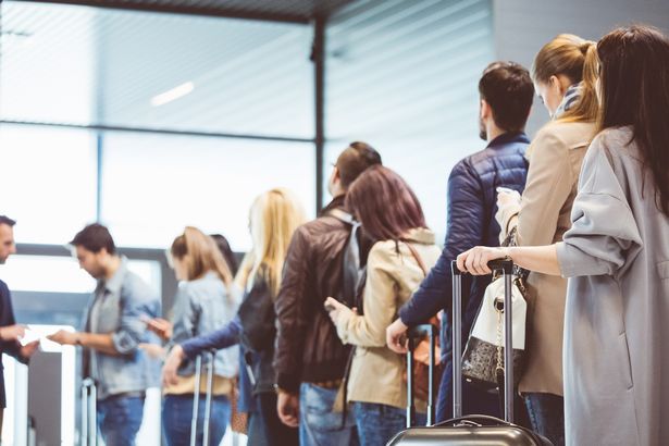 طلقة قائمة انتظار الركاب الذين ينتظرون عند بوابة الصعود إلى المطار. مجموعة من الأشخاص الذين يقفون في قائمة الانتظار على متن الطائرة.