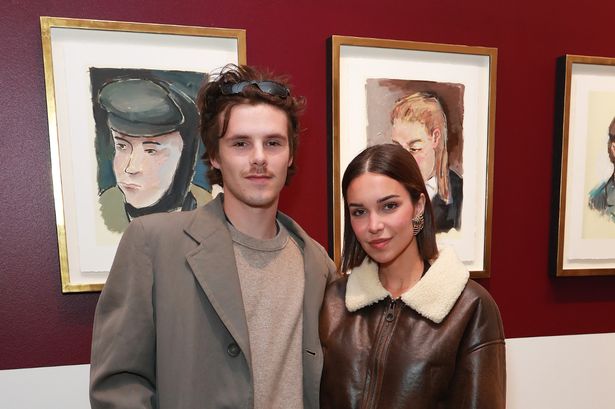يحضر Cruz Beckham (L) وجاكي أبوستل عرضًا خاصًا لمعرض "Bob Dylan: Point Blank" الذي يستضيفه معرض Halcyon في 08 مايو 2025 في لندن ، 