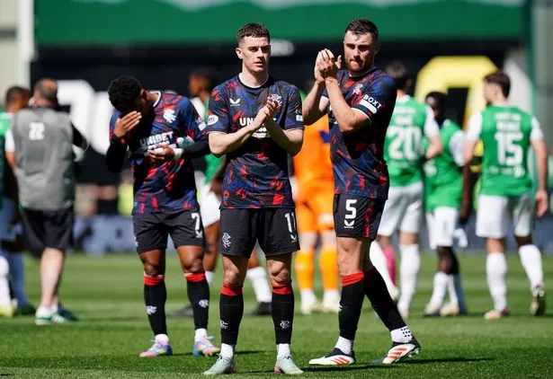 يصفق لاعبو رينجرز بعد مباراتهم إلى Hibernian
