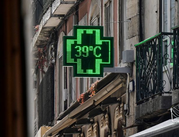 لشبونة ، البرتغال - 28 يونيو: صيدلية بالقرب من Praça Camoes Sign Posts 39oc حيث ضربت درجات الحرارة المرتفعة المدينة في 28 يونيو 2025 في لشبونة ، البرتغال. لقد ارتفعت درجات الحرارة وارتفعت IPMA في حالة تأهب حمراء يوم الأحد وخمسة مع نفس مستوى التنبيه يوم الاثنين. وفقًا للتنبيه ، فإن المناطق التي ستكون تحت حالة تأهب حمراء يوم الأحد بسبب الحرارة الشديدة هي: لشبونة ، وسانتاريم ، وكاستيلو برانكو ، وبورتاليغري ، وآفورا ، وبيجا ، وسبال وبجا. (تصوير Horacio Villalobos#Corbis/Getty Images)