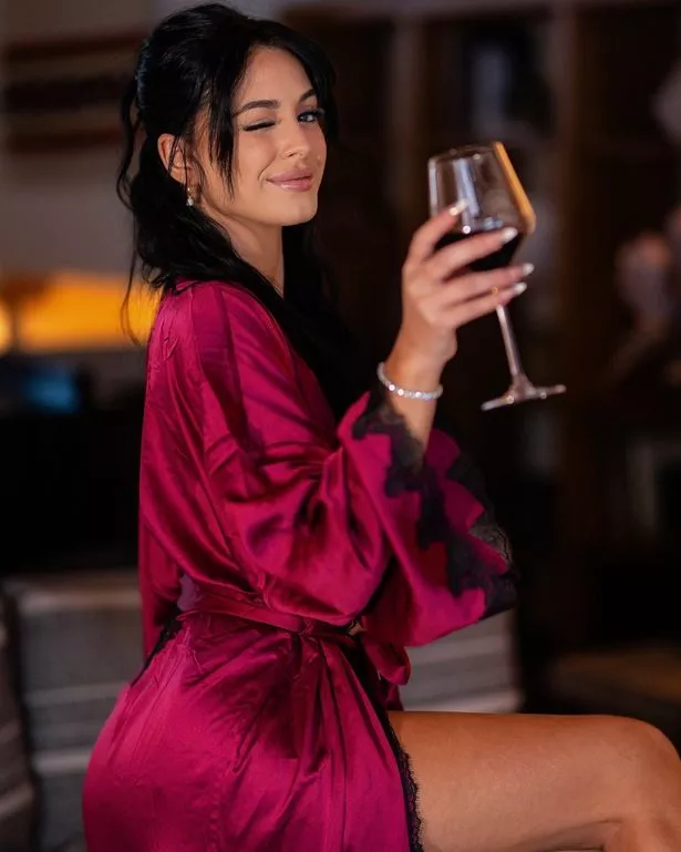 كاميلا شرب النبيذ