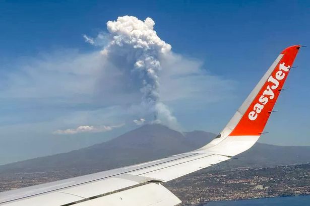 سحابة ترتفع من جبل etna من طائرة
