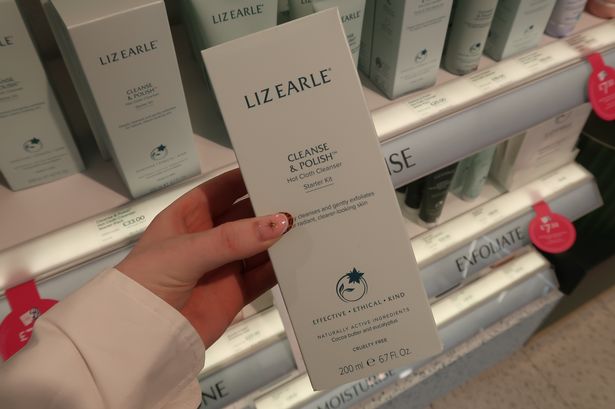 يعد Liz Earle Cleanse و Polish Hot Clother من بين المنتجات الأكثر مبيعًا في الصفقة