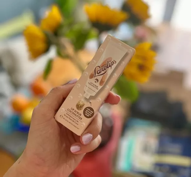 Lanolips شفة فرك في جوز الهند 