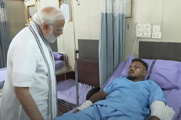 يوضح هذا الشاشة من لقطات الفيديو التي تم التقاطها وإصدارها من قناة Narendra Modi YouTube في 13 يونيو 2025 اجتماع رئيس الوزراء في الهند Narendra Modi (L) مع Vishwash Kumar Ramesh ، الناجي الوحيد من طائرة Air India Flight 171 ، في مستشفى في أحمد أباد. 