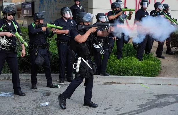 يطلق موظفو شرطة لوس أنجلوس جولات غير فتك على المتظاهرين يوم الاثنين ، 9 يونيو 2025 ، في وسط مدينة لوس أنجلوس. (AP Photo Jae Hong)