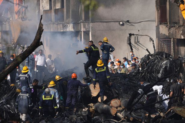 تستجيب فرق البحث والإنقاذ إلى مكان حادث تحطم طائرة في أحمد آباد ، 