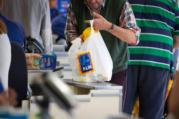 قام المتسوقون في Aldi بالضرب في سياسة البحث عن حقيبة السوبر ماركت (صورة ألبوم)