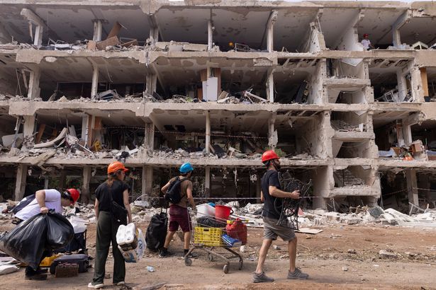   يسترجع المدنيون ممتلكات شخصية من أنقاض منازلهم بعد أن أطلق صاروخ باليستي النار من إيران على تل أبيب ، إسرائيل