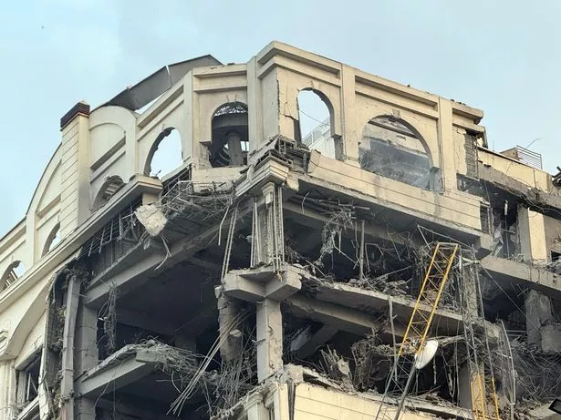 يتم عرض مبنى تم تدميره بعد غارة جوية إسرائيلية ضخمة في حي كامرانيه