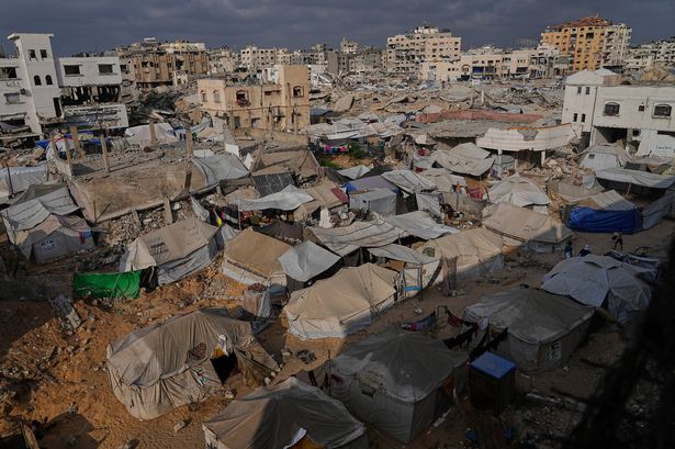 يعيش الفلسطينيون النازحون في معسكر خيمة في مدينة غزة ، الاثنين ، 23 يونيو 2025. (AP Photo/Jehad alshrafi)