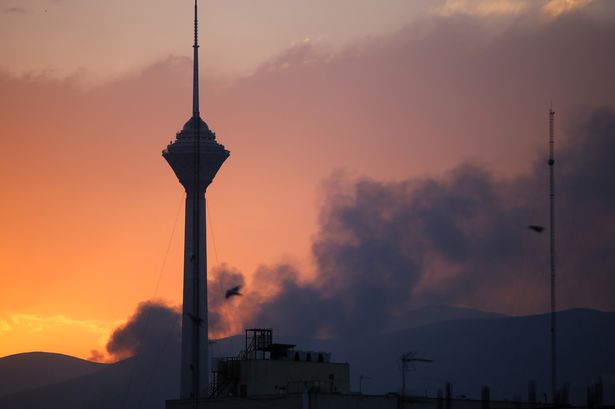 يرتفع الدخان بعد أن استهدفت إسرائيل مذيع التلفزيون الحكومي في إيران في طهران
