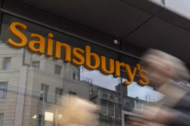 شعار خارج سوبر ماركت J Sainsbury PLC في لندن ، المملكة المتحدة ، يوم الاثنين ، 3 يوليو ، 2023. في حين أن البقالة في المملكة المتحدة قد صدى مشاعر PLC في الشهر الماضي على أسعار المواد الغذائية التي تظهر علامات مبكرة للتخفيف ، يجب أن تنطلق Sainsbury بشكل أكثر روعة من منافسها مثل المخاوف حول تسلسل أسعار الطعام. المصور: جيسون ألدن/بلومبرج عبر غيتي إيرش