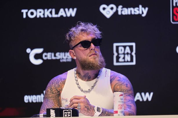Boxer Jake Paul يتحدى Julio Cesar Chavez Jr. ، خلال مؤتمر صحفي للملاكمة في مسرح Avalon Hollywood في لوس أنجلوس ، الأربعاء ، 14 مايو 2025. (AP Photo/Damian Dovarganes)