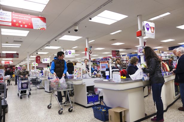 العملاء الذين يمرون بالبحث عن فريق عمل في Tesco Supermarket (ألبوم الصور)