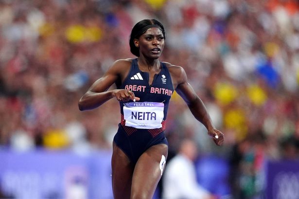 فريق Daryll Neita من Team GB خلال 200 متر للسيدات في أولمبياد باريس