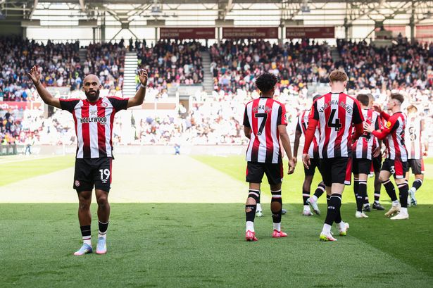 يحتفل برايان Mbeumo (يسار) بالتسجيل في Brentford