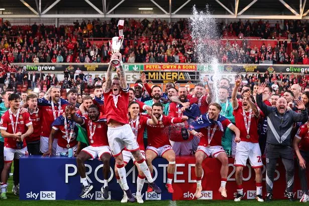 يحتفل Wrexham بالترويج الفائز للبطولة