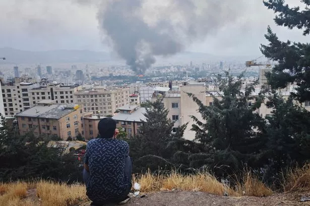 يرتفع الدخان فوق طهران بعد غارة جوية