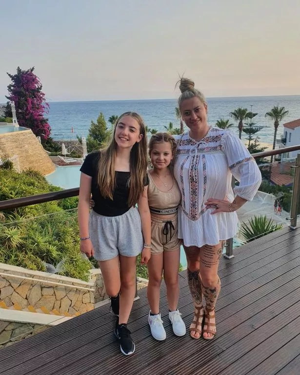Leanne Abeyance مع بنات Gracie ، 14 ، وإميلي ، 11