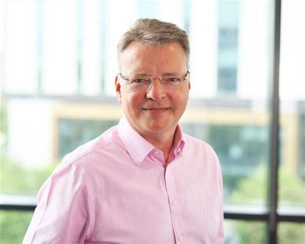البروفيسور جيمس برنتون هو مستشار فخري في علم الأورام الطبي في مستشفيات جامعة كامبريدج NHS مؤسسة NHS