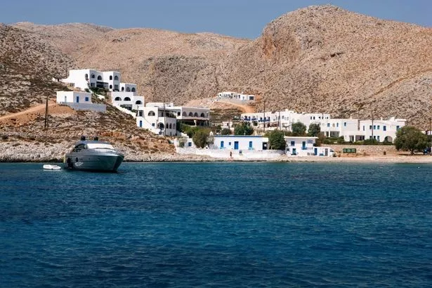 صورة كارافوستاس من البحر ، والتي تظهر منازل بيضاء بالقرب من الشاطئ