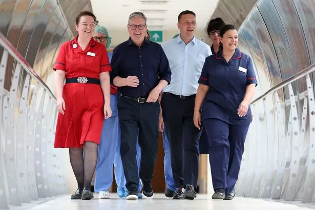 كير ستارمر مع وزير الصحة ويس يتجول في زيارة إلى مستشفى NHS