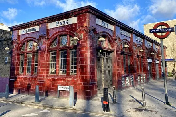 لندن ، إنجلترا ، المملكة المتحدة - 19 ديسمبر 2024: خارج محطة Kilburn Park Underground في يوم مشمس. Kilburn على خط Bakerloo
