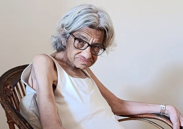 Laila Soueif تجلس على كرسي بذراعين تبدو ضعيفة