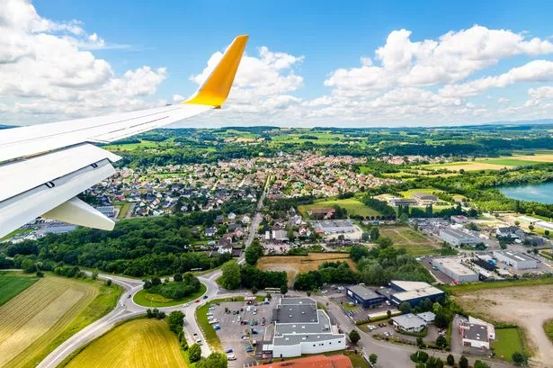 الهبوط في Euroairport Basel-Mulhouse-Freiburg. منظر لقرية بارتنهايم