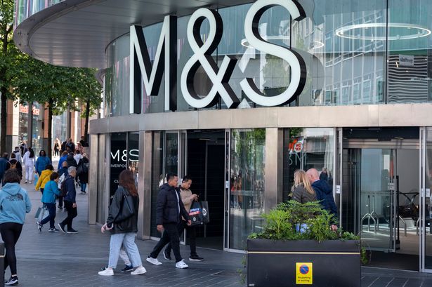 Marks & Spencers في مركز التسوق في ليفربول في 30 مايو 2024 في ليفربول ، المملكة المتحدة. Liverpool One هو أكبر مركز للتسوق في الهواء الطلق في المملكة المتحدة وواحدة من أكثر الوجهات للبيع بالتجزئة شعبية في البلاد. (تصوير مايك كيمب/في الصور عبر غيتي إيمايز)