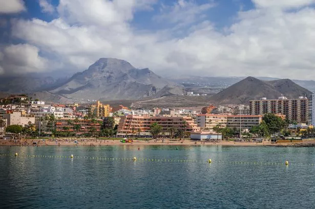 شاطئ لوس كريستيانوس ومناظر المدينة من دي أتلانتيك أوشن ، تينيريفي ، جزر الكناري ، إسبانيا