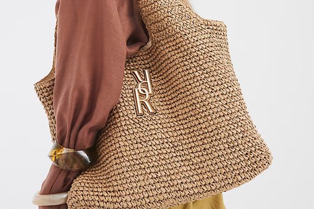 حقيبة حمل Raffia River Island على النموذج
