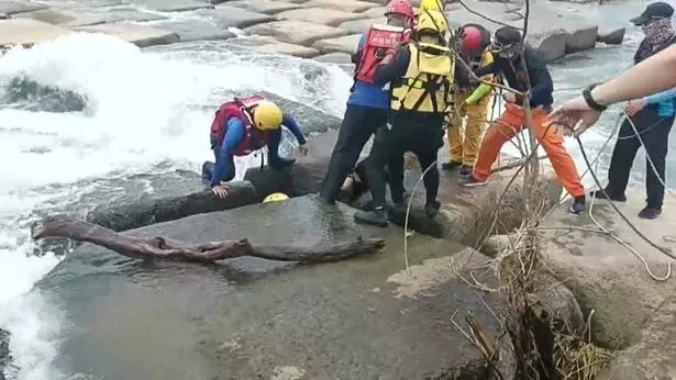 فرق الإنقاذ مصورة تبحث عن الرجل