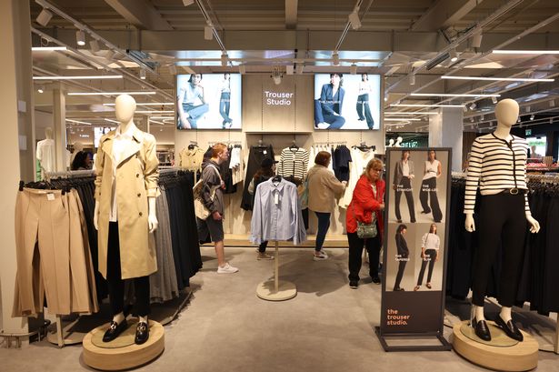 صورة لداخل متجر M&S 