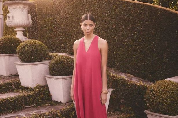 فستان Red Halterneck Maxi التالي مع الكتان