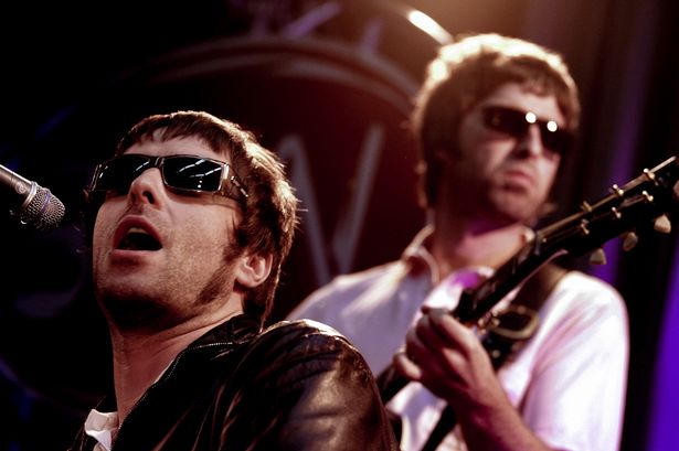 يتفاعل عشاق Oasis مع متاجر Merch المنبثقة في Band - 