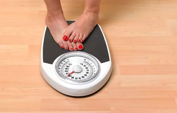 أقدام المرأة على المقاييس
