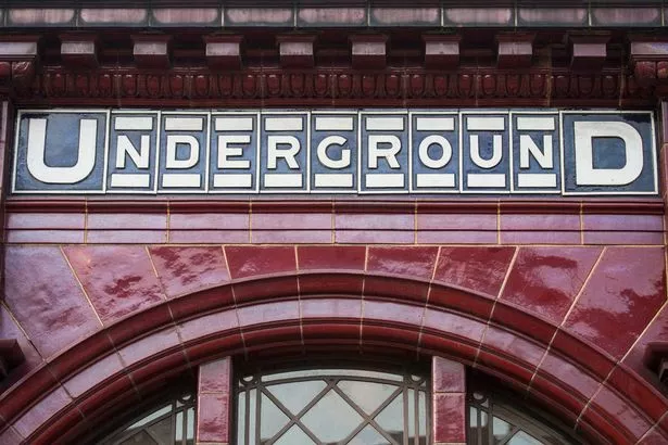 لندن ، المملكة المتحدة - 16 فبراير 2017: المظهر الخارجي التقليدي لمحطة لندن تحت الأرض في Kilburn Park ، في لندن ، في 16 فبراير 2017.