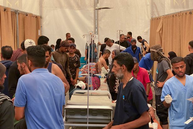 الفلسطينيون الذين أصيبوا في النار الإسرائيلية وهم يتجمعون بالقرب من مركز مساعدة للأغذية ، يحصلون على رعاية في مستشفى خان يونيس ناصر