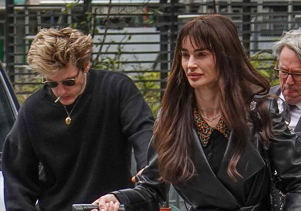     نادرًا ما شوهدت في الأماكن العامة ، تم تصوير Aimee Osbourne وهو يغادر فندقًا في مانشستر إلى جانب Wes Leavins من Band Bridgette Calle Me Baby ، الموجود حاليًا في المملكة المتحدة Tou