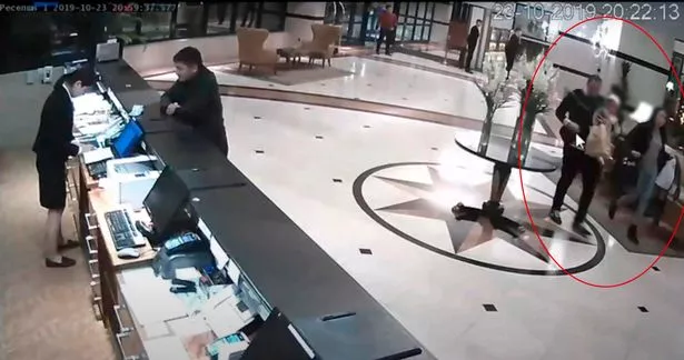 لقطات CCTV لمحمد ، محتجز صوفيا ، مع Madina تمشي عبر بهو الفندق من فئة الخمس نجوم في Almaty في الليلة التي مات فيها الطفل