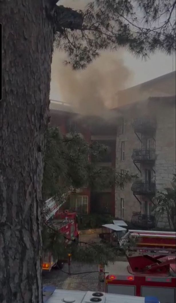 الدخان يتدفق من الفندق