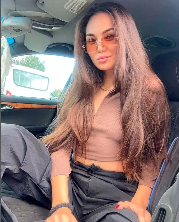 صورة جلامية لمدينا عبدولاييفا في سيارة