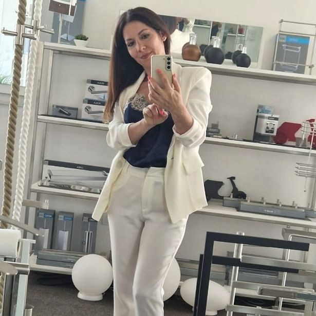 هيلين كومين تأخذ صورة شخصية في المرآة